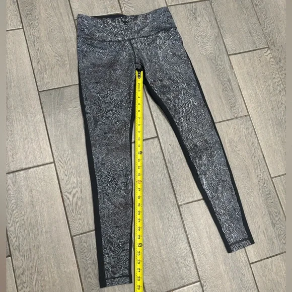 LULULEMON SPECIAL EDITION 3D MOSAIC PRINT WUNDER UNDER Size 8 - Picture 3 of 4